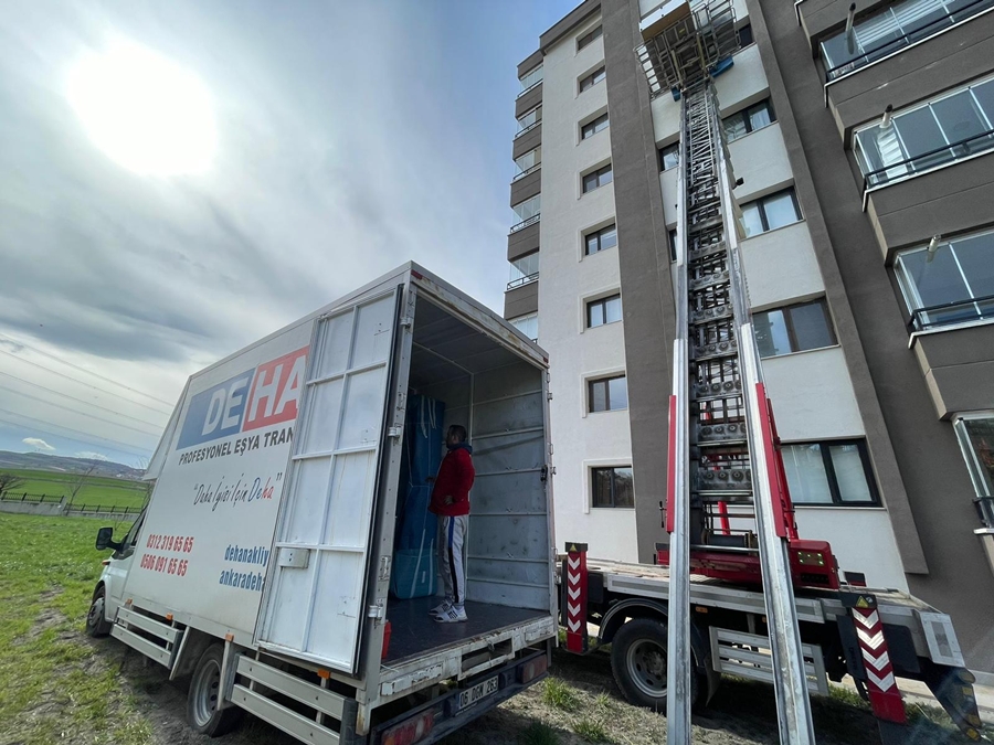 Taşıma Asansörü ile Yapılan Bir Taşıma: Hız ve Güvenin Buluşması